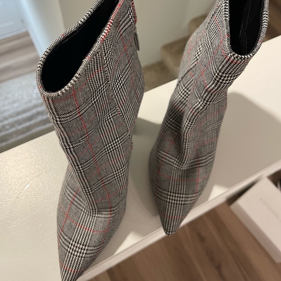 Steve Madden Plaid Ankle Boots w/ Black Block Heel (W7.5) - Picture 2 of 6